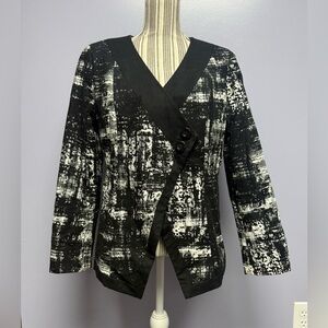 Monroe and main Elegant Black and White Women's 2 button Blazer 14